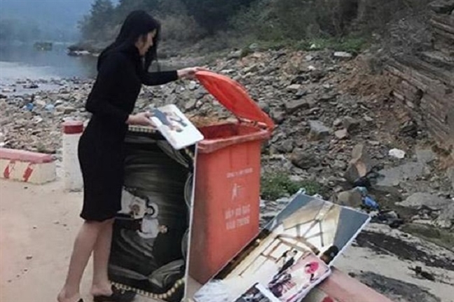 Khi ảnh cưới vùi trong xe rác Khi anh cuoi vui trong xe rac