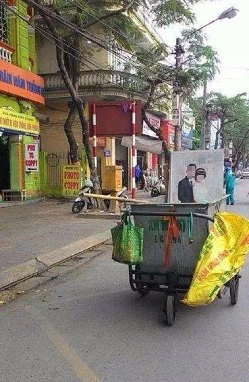 Khi ảnh cưới vùi trong xe rác Khi anh cuoi vui trong xe rac