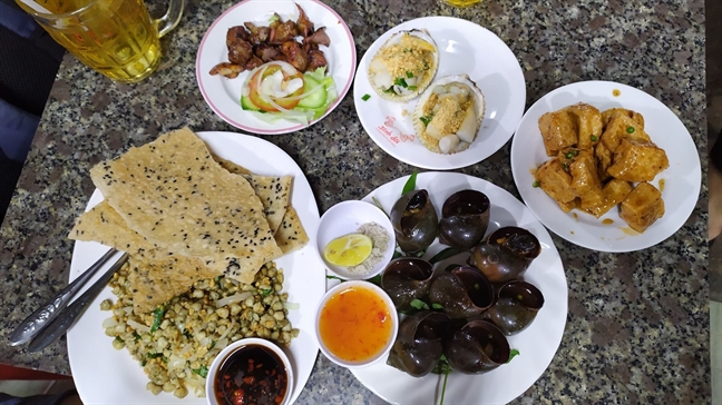 Quán nướng ‘núp lùm’ ở đường Phan Đăng Lưu, món thì ít mà phải ăn rõ nhiều Quan nuong ‘nup lum’ o duong Phan Dang Luu, mon thi it ma phai an ro nhieu