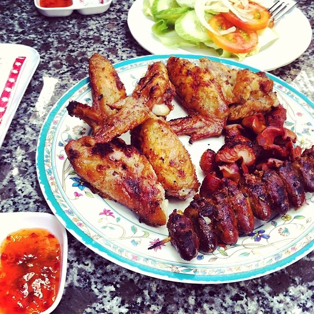Quán nướng ‘núp lùm’ ở đường Phan Đăng Lưu, món thì ít mà phải ăn rõ nhiều Quan nuong ‘nup lum’ o duong Phan Dang Luu, mon thi it ma phai an ro nhieu