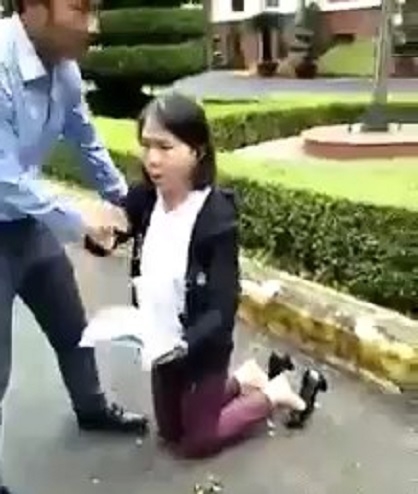 Cô giáo tiểu học quỳ trước sân UBND tỉnh đưa đơn khiếu nại Co giao tieu hoc quy truoc san UBND tinh dua don khieu nai