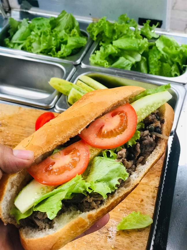 Kì lạ quán bánh mì giòn bò muốn khách 'cười nhiều, sống hạnh phúc' Ki la quan banh mi gion bo muon khach 'cuoi nhieu, song hanh phuc'