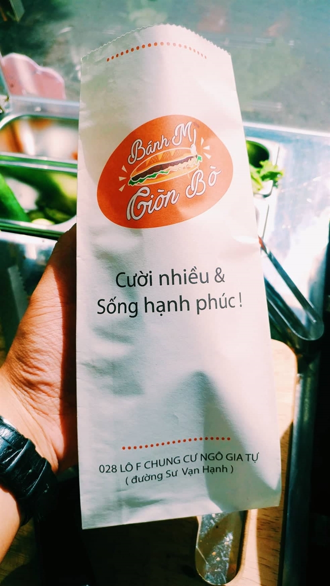 Kì lạ quán bánh mì giòn bò muốn khách 'cười nhiều, sống hạnh phúc' Ki la quan banh mi gion bo muon khach 'cuoi nhieu, song hanh phuc'