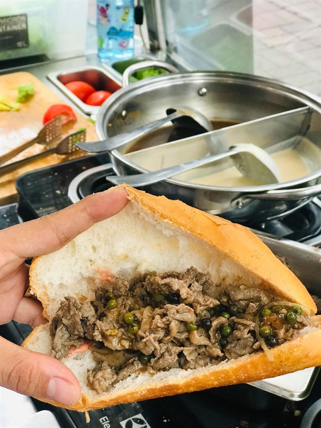 Kì lạ quán bánh mì giòn bò muốn khách 'cười nhiều, sống hạnh phúc' Ki la quan banh mi gion bo muon khach 'cuoi nhieu, song hanh phuc'
