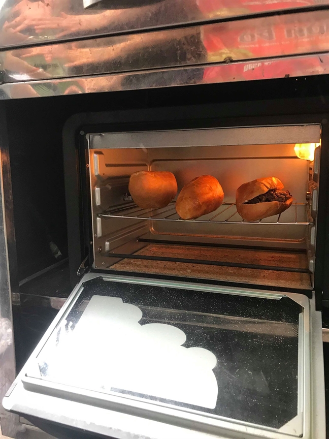 Kì lạ quán bánh mì giòn bò muốn khách 'cười nhiều, sống hạnh phúc' Ki la quan banh mi gion bo muon khach 'cuoi nhieu, song hanh phuc'