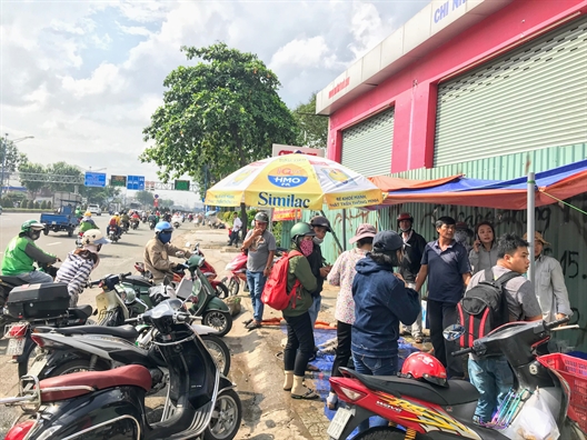 Người Sài Gòn chen chân giải cứu cá tầm Đà Lạt sau lũ lớn Nguoi Sai Gon chen chan giai cuu ca tam Da Lat sau lu lon
