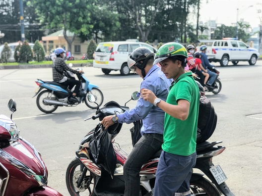 Người Sài Gòn chen chân giải cứu cá tầm Đà Lạt sau lũ lớn Nguoi Sai Gon chen chan giai cuu ca tam Da Lat sau lu lon