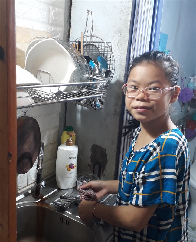 Người mẹ nghèo vẫn quyết cho 3 con theo đuổi con chữ Nguoi me ngheo van quyet cho 3 con theo duoi con chu