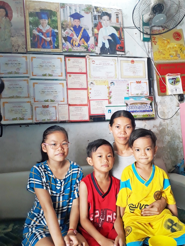 Người mẹ nghèo vẫn quyết cho 3 con theo đuổi con chữ Nguoi me ngheo van quyet cho 3 con theo duoi con chu