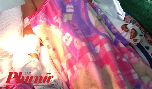 Xuyên đêm cứu 4 người trong gia đình bị 5 người mặc đồ đen chém tới tấp Xuyen dem cuu 4 nguoi trong gia dinh bi 5 nguoi mac do den chem toi tap