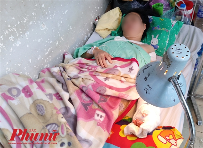 Xuyên đêm cứu 4 người trong gia đình bị 5 người mặc đồ đen chém tới tấp Xuyen dem cuu 4 nguoi trong gia dinh bi 5 nguoi mac do den chem toi tap