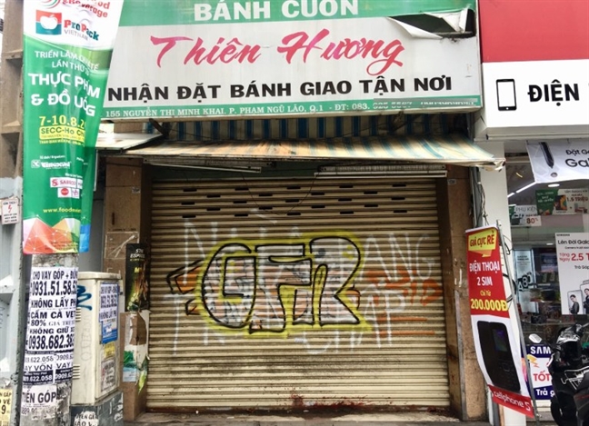 Nhà bị tạt sơn bỏ hoang ngay khu buôn bán sầm uất nhất Sài Gòn Nha bi tat son bo hoang ngay khu buon ban sam uat nhat Sai Gon