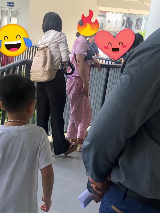 Con thèm mẹ tô son, mặc đẹp khi đưa con đi học Con them me to son, mac dep khi dua con di hoc