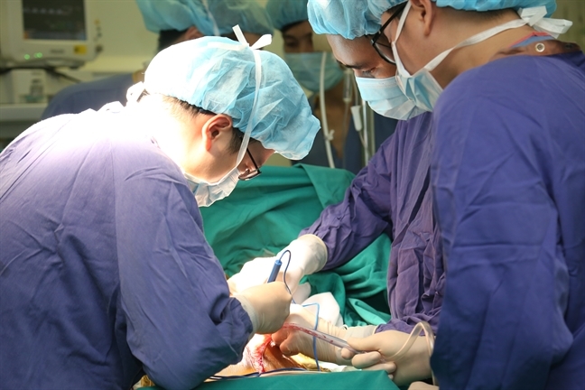 Huy động cùng lúc 6 bàn mổ để cứu 5 bệnh nhân từ một người trẻ chết não hiến tạng Huy dong cung luc 6 ban mo de cuu 5 benh nhan tu mot nguoi tre chet nao hien tang