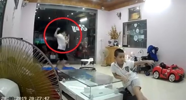 Clip: Người đàn ông đánh vợ tới tấp trước mặt hai con Clip: Nguoi dan ong danh vo toi tap truoc mat hai con