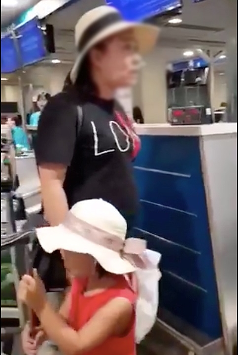 Clip: Người đàn ông đánh vợ tới tấp trước mặt hai con Clip: Nguoi dan ong danh vo toi tap truoc mat hai con