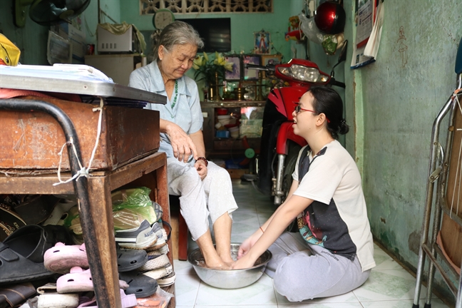 Cô bé phụ bán cơm nuôi ước mơ thành cô giáo Co be phu ban com nuoi uoc mo thanh co giao