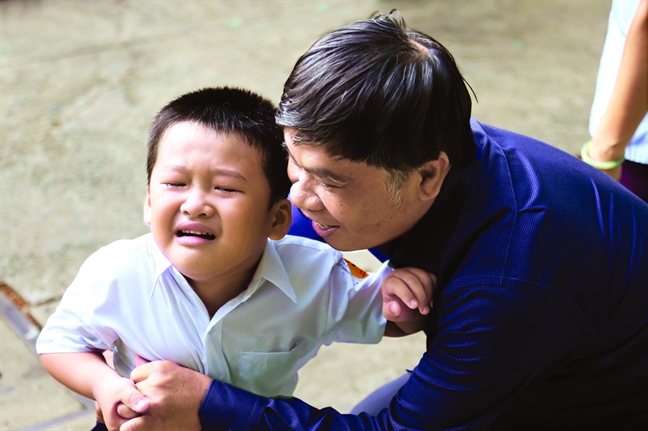 'Con không đi học đâu!' 'Con khong di hoc dau!'