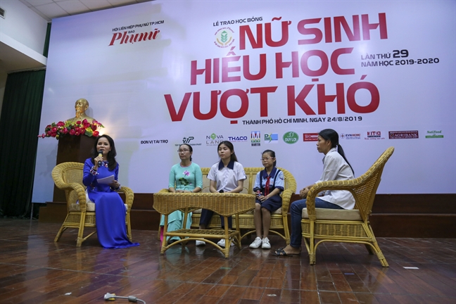 Lễ trao Học bổng Nữ sinh hiếu học, vượt khó lần thứ 29: Nối tiếp những ân tình Le trao Hoc bong Nu sinh hieu hoc, vuot kho lan thu 29: Noi tiep nhung an tinh