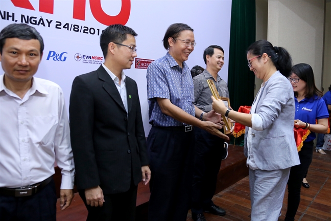 Lễ trao Học bổng Nữ sinh hiếu học, vượt khó lần thứ 29: Nối tiếp những ân tình Le trao Hoc bong Nu sinh hieu hoc, vuot kho lan thu 29: Noi tiep nhung an tinh