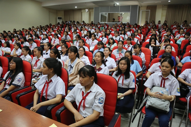 Lễ trao Học bổng Nữ sinh hiếu học, vượt khó lần thứ 29: Nối tiếp những ân tình Le trao Hoc bong Nu sinh hieu hoc, vuot kho lan thu 29: Noi tiep nhung an tinh