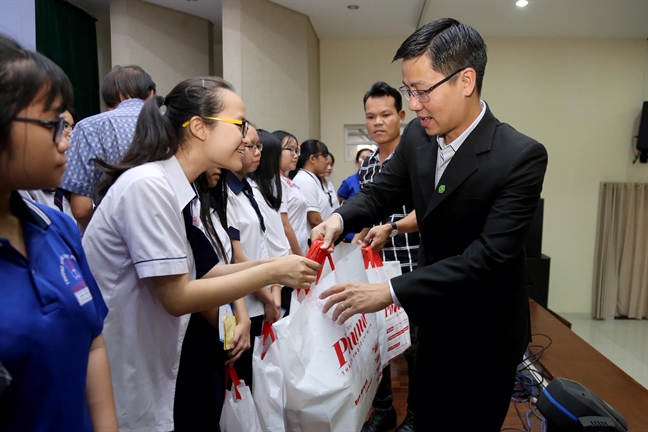 Lễ trao Học bổng Nữ sinh hiếu học, vượt khó lần thứ 29: Nối tiếp những ân tình Le trao Hoc bong Nu sinh hieu hoc, vuot kho lan thu 29: Noi tiep nhung an tinh
