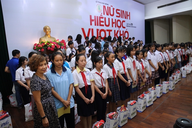 Lễ trao Học bổng Nữ sinh hiếu học, vượt khó lần thứ 29: Nối tiếp những ân tình Le trao Hoc bong Nu sinh hieu hoc, vuot kho lan thu 29: Noi tiep nhung an tinh