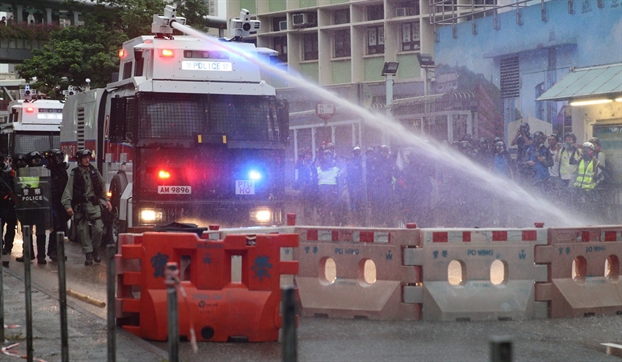 Đụng độ người biểu tình, cảnh sát Hồng Kông phải bắn chỉ thiên và sử dụng pháo nước Dung do nguoi bieu tinh, canh sat Hong Kong phai ban chi thien va su dung phao nuoc