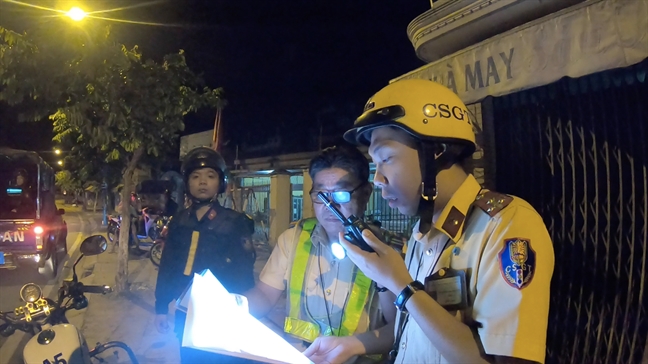 Hốt trọn ổ băng cướp 'nhí' chuyên dùng dao khống chế người đi đường Hot tron o bang cuop 'nhi' chuyen dung dao khong che nguoi di duong