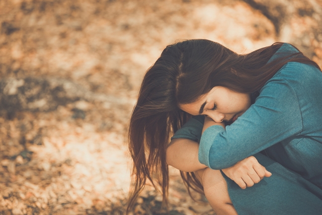 Ôm con ngồi ngoài đường tới sáng, không dám vào nhà vì sợ chồng đánh Om con ngoi ngoai duong toi sang, khong dam vao nha vi so chong danh