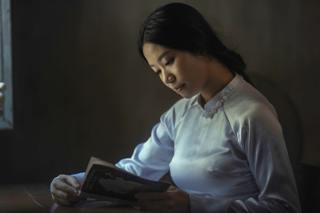 Ôm con ngồi ngoài đường tới sáng, không dám vào nhà vì sợ chồng đánh Om con ngoi ngoai duong toi sang, khong dam vao nha vi so chong danh