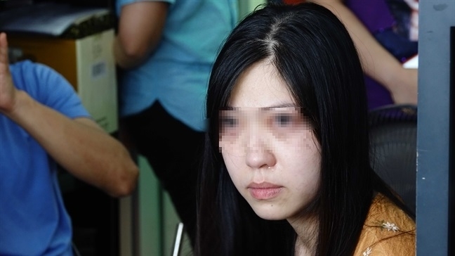 Sao lại đứng đó cho chồng đấm đá? Sao lai dung do cho chong dam da?
