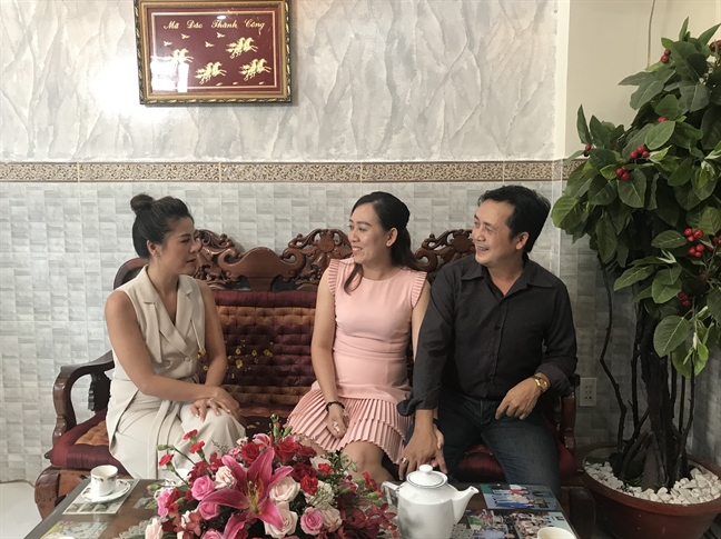 Sau thời gian bị chê kém duyên, Nam Thư được khen mai mối 'mát tay' Sau thoi gian bi che kem duyen, Nam Thu duoc khen mai moi 'mat tay'