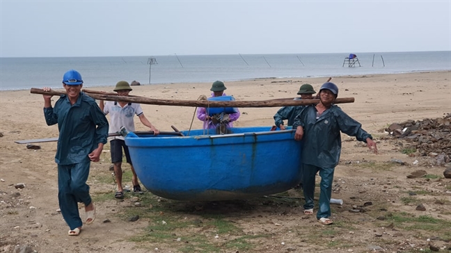 Người dân Quảng Bình, Quảng Trị hối hả gom thuyền, gặt lúa phòng bão Nguoi dan Quang Binh, Quang Tri hoi ha gom thuyen, gat lua phong bao