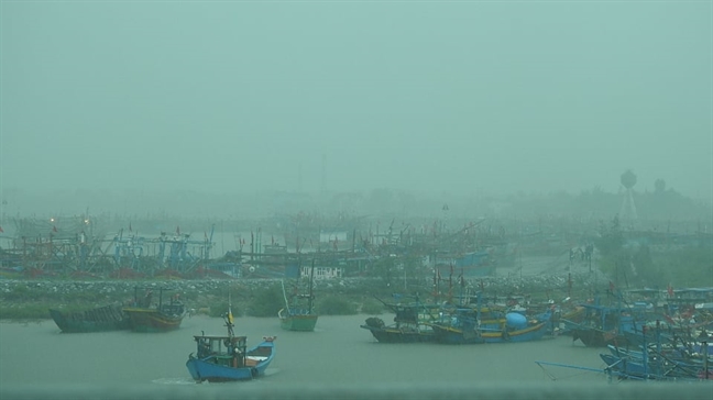 Người dân Quảng Bình, Quảng Trị hối hả gom thuyền, gặt lúa phòng bão Nguoi dan Quang Binh, Quang Tri hoi ha gom thuyen, gat lua phong bao