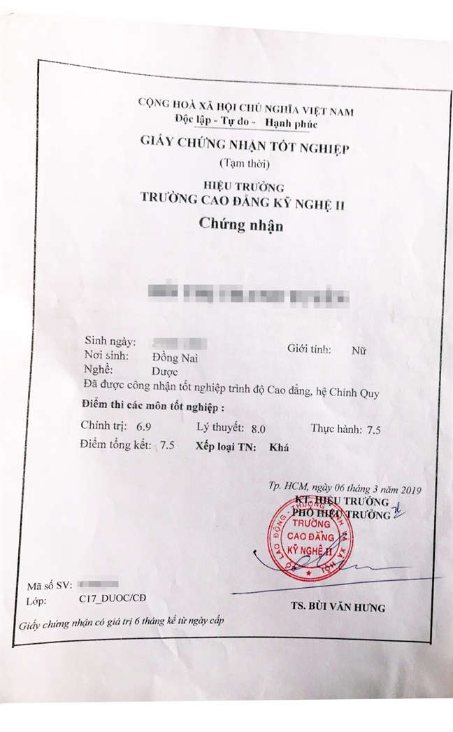 Sinh viên dài cổ chờ bằng vì trường còn phải... rà soát Sinh vien dai co cho bang vi truong con phai... ra soat
