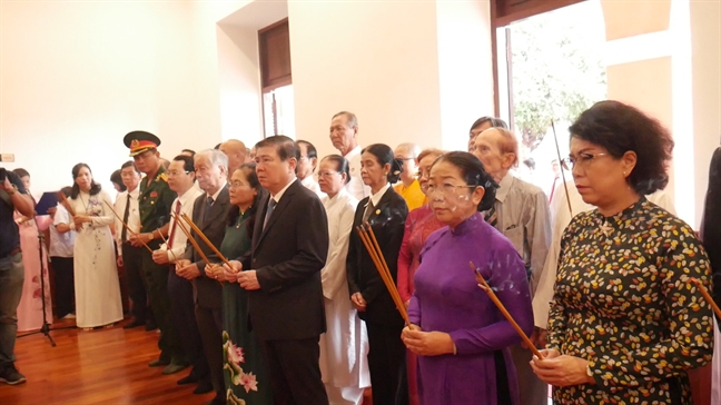 Đoàn lãnh đạo TP.HCM dâng hương, dâng hoa tưởng nhớ Chủ tịch Hồ Chí Minh và Chủ tịch Tôn Đức Thắng. Doan lanh dao TP.HCM dang huong, dang hoa tuong nho Chu tich Ho Chi Minh va Chu tich Ton Duc Thang.