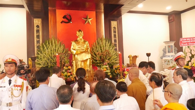 Đoàn lãnh đạo TP.HCM dâng hương, dâng hoa tưởng nhớ Chủ tịch Hồ Chí Minh và Chủ tịch Tôn Đức Thắng. Doan lanh dao TP.HCM dang huong, dang hoa tuong nho Chu tich Ho Chi Minh va Chu tich Ton Duc Thang.