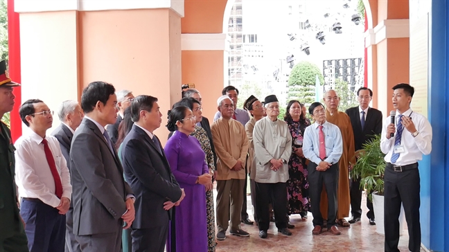 Đoàn lãnh đạo TP.HCM dâng hương, dâng hoa tưởng nhớ Chủ tịch Hồ Chí Minh và Chủ tịch Tôn Đức Thắng. Doan lanh dao TP.HCM dang huong, dang hoa tuong nho Chu tich Ho Chi Minh va Chu tich Ton Duc Thang.