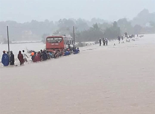 Hàng ngàn học sinh Thanh Hóa phải nghỉ học vì ngập lụt Hang ngan hoc sinh Thanh Hoa phai nghi hoc vi ngap lut