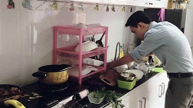 Nhà tôi không có kỳ nghỉ lễ vì vợ mải đi họp lớp Nha toi khong co ky nghi le vi vo mai di hop lop