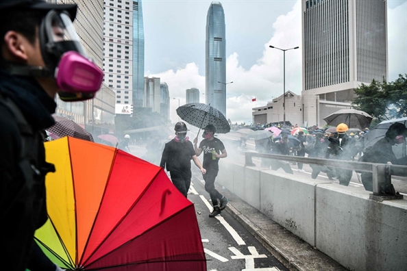 Hồng Kông: Cảnh sát dùng hơi cay và pháo nước nhuộm màu để dẹp đám đông Hong Kong: Canh sat dung hoi cay va phao nuoc nhuom mau de dep dam dong