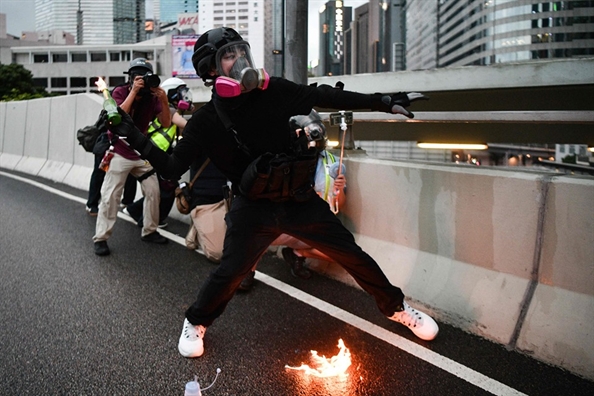Hồng Kông: Cảnh sát dùng hơi cay và pháo nước nhuộm màu để dẹp đám đông Hong Kong: Canh sat dung hoi cay va phao nuoc nhuom mau de dep dam dong