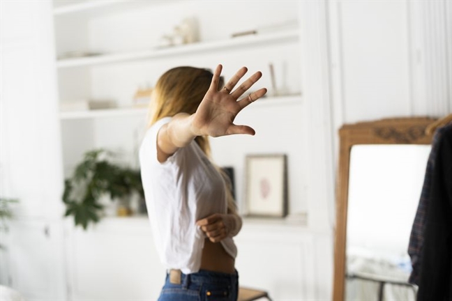 Chồng bị đánh què vì tranh giành gái bên ngoài Chong bi danh que vi tranh gianh gai ben ngoai