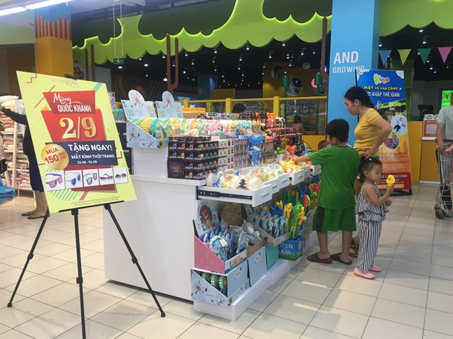 Ngày đầu nghỉ lễ 2/9, trung tâm thương mại đông nghẹt khách, siêu thị vắng hoe Ngay dau nghi le 2/9, trung tam thuong mai dong nghet khach, sieu thi vang hoe