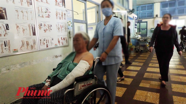 Làm đẹp ở bệnh viện công, bất ngờ bị bác sĩ cho dùng hàng không rõ nguồn gốc Lam dep o benh vien cong, bat ngo bi bac si cho dung hang khong ro nguon goc
