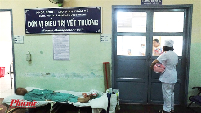 Làm đẹp ở bệnh viện công, bất ngờ bị bác sĩ cho dùng hàng không rõ nguồn gốc Lam dep o benh vien cong, bat ngo bi bac si cho dung hang khong ro nguon goc