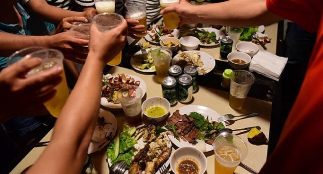 Trúng thưởng khi khui bia sau đó không nhìn mặt nhau Trung thuong khi khui bia sau do khong nhin mat nhau