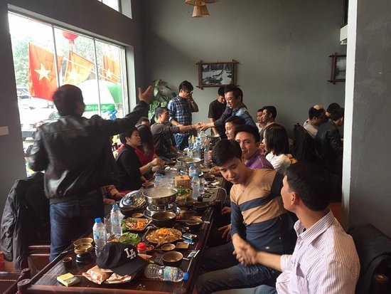 Trúng thưởng khi khui bia sau đó không nhìn mặt nhau Trung thuong khi khui bia sau do khong nhin mat nhau