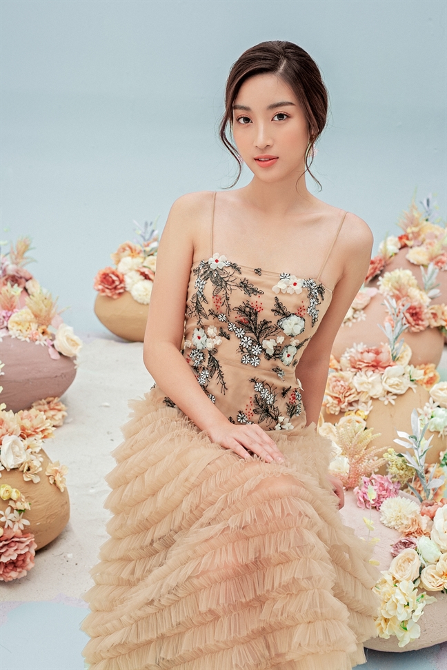 Đỗ Mỹ Linh gợi ý loạt váy xuyên thấu cho nàng chuộng phong cách gợi cảm Do My Linh goi y loat vay xuyen thau cho nang chuong phong cach goi cam